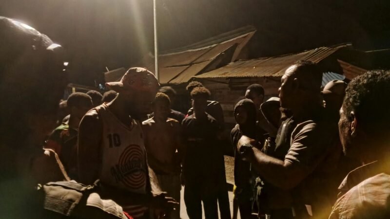 Aparat kepolisian sedang mengumpulkan keterangan terkait aksi bentrokan yang terjadi di kawasan Gorong-gorong, Mimika, Papua Tengah, pada Sabtu (25/4/2026) malam. (Foto: Galeri Papua/Kevin Kurni)