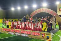 Para pemain SMP SATP mengangkat piala Kapolda Papua Tengah Cup 2026 di Gold Stone Arena, Timika, Minggu (26/4/2026). (Foto: Galeri Papua/Ahmad)