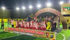 Para pemain SMP SATP mengangkat piala Kapolda Papua Tengah Cup 2026 di Gold Stone Arena, Timika, Minggu (26/4/2026). (Foto: Galeri Papua/Ahmad)