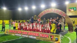Para pemain SMP SATP mengangkat piala Kapolda Papua Tengah Cup 2026 di Gold Stone Arena, Timika, Minggu (26/4/2026). (Foto: Galeri Papua/Ahmad)