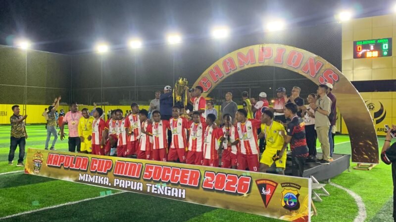 Para pemain SMP SATP mengangkat piala Kapolda Papua Tengah Cup 2026 di Gold Stone Arena, Timika, Minggu (26/4/2026). (Foto: Galeri Papua/Ahmad)