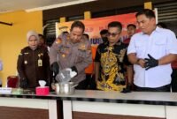 Pemusnahan barang bukti yang berlangsung di Mapolres Mimika, di Jalan Agimuga, Mile 32, Distrik Kuala Kencana, Mimika, Papua Tengah, Senin (27/4/2026). (Foto: Galeri Papua/Ahmad)