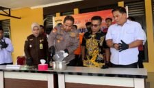 Pemusnahan barang bukti yang berlangsung di Mapolres Mimika, di Jalan Agimuga, Mile 32, Distrik Kuala Kencana, Mimika, Papua Tengah, Senin (27/4/2026). (Foto: Galeri Papua/Ahmad)