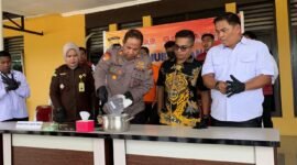 Pemusnahan barang bukti yang berlangsung di Mapolres Mimika, di Jalan Agimuga, Mile 32, Distrik Kuala Kencana, Mimika, Papua Tengah, Senin (27/4/2026). (Foto: Galeri Papua/Ahmad)