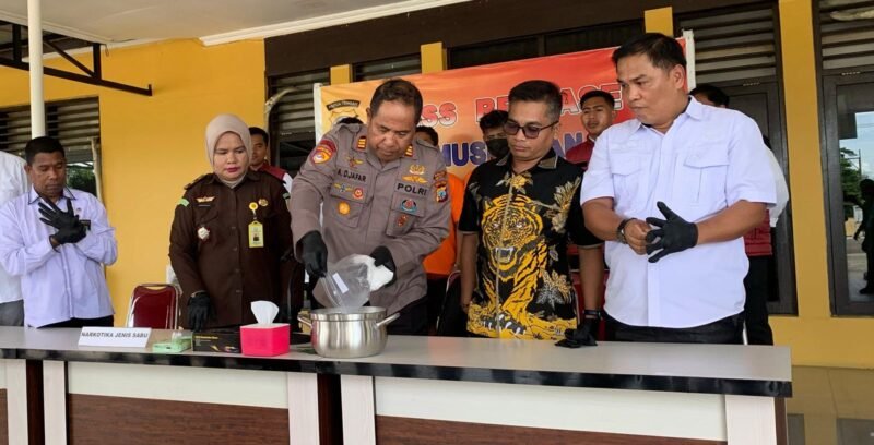 Pemusnahan barang bukti yang berlangsung di Mapolres Mimika, di Jalan Agimuga, Mile 32, Distrik Kuala Kencana, Mimika, Papua Tengah, Senin (27/4/2026). (Foto: Galeri Papua/Ahmad)