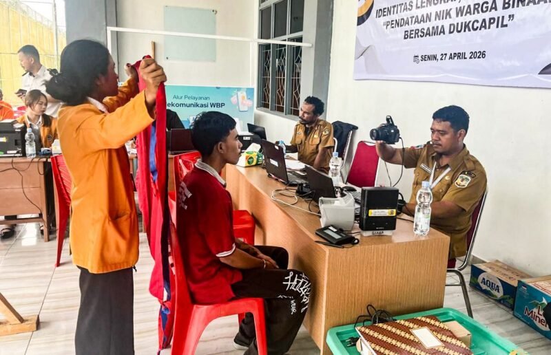 Kegiatan jemput bola oleh Disdukcapil Kabupaten Mimika di Lapas Kelas II B Timika, Senin (27/4/2026). (Foto: Dok. Disdukcapil Mimika)