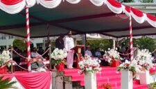 Upacara perayaan Hari Otonomi daerah 2026 di pelataran Pusat Pemerintahan Kabupaten Mimika, yang dipimpin langsung Bupati Mimika, Johannes Rettob. (Foto: Galeri Papua/Kevin Kurni)