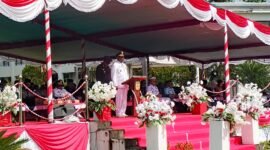 Upacara perayaan Hari Otonomi daerah 2026 di pelataran Pusat Pemerintahan Kabupaten Mimika, yang dipimpin langsung Bupati Mimika, Johannes Rettob. (Foto: Galeri Papua/Kevin Kurni)