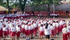 Bertindak sebagai Inspektur Upacara, Wakapolsek Mimika Baru, Iptu Muhammad Iqbal, menyampaikan arahan kepada para pelajar di SD Negeri Inpres (SDN INP) IV, pada Senin (27/4/2026). (Foto: Dok. Polsek Mimika Baru)