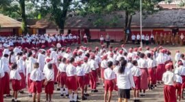 Bertindak sebagai Inspektur Upacara, Wakapolsek Mimika Baru, Iptu Muhammad Iqbal, menyampaikan arahan kepada para pelajar di SD Negeri Inpres (SDN INP) IV, pada Senin (27/4/2026). (Foto: Dok. Polsek Mimika Baru)