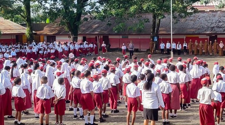Bertindak sebagai Inspektur Upacara, Wakapolsek Mimika Baru, Iptu Muhammad Iqbal, menyampaikan arahan kepada para pelajar di SD Negeri Inpres (SDN INP) IV, pada Senin (27/4/2026). (Foto: Dok. Polsek Mimika Baru)