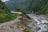 Salah satu titik jalan di Distrik Tembagapura, Kabupaten Mimika, mengalami longsor yang mengakibatkan akses jalan putus. (Foto: Amatir Warga)
