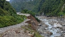 Salah satu titik jalan di Distrik Tembagapura, Kabupaten Mimika, mengalami longsor yang mengakibatkan akses jalan putus. (Foto: Amatir Warga)