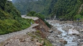 Salah satu titik jalan di Distrik Tembagapura, Kabupaten Mimika, mengalami longsor yang mengakibatkan akses jalan putus. (Foto: Amatir Warga)