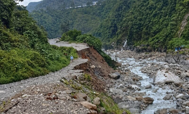 Salah satu titik jalan di Distrik Tembagapura, Kabupaten Mimika, mengalami longsor yang mengakibatkan akses jalan putus. (Foto: Amatir Warga)