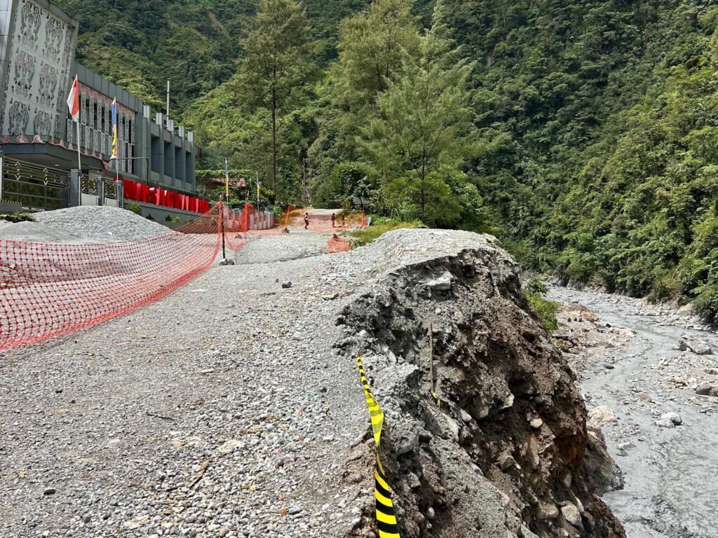 Kondisi longsor di depan Rumah Sakit Waa Banti. (Foto: Istimewa)