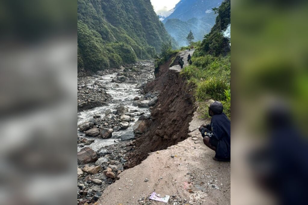 Salah satu titik jalan di Distrik Tembagapura, Kabupaten Mimika, mengalami longsor yang mengakibatkan akses jalan putus. (Foto: Amatir Warga)