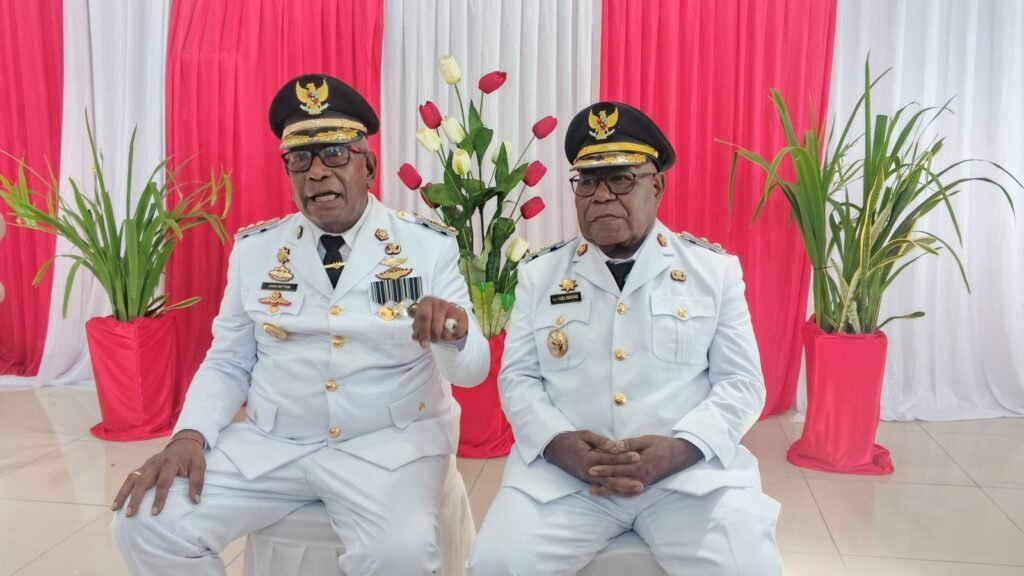 Bupati Mimika, Johannes Rettob, didampingi Wakil Bupati Mimika, Emanuel Kemong, saat diwawancarai awak media di Kantor Pusat Pemerintahan, SP3, Timika, Papua Tengah, Senin (27/4/2026). (Foto: Galeri Papua/Kevin Kurni)