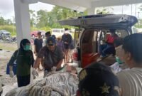 RK (29 tahun), korban penembakan di Dekai, Yahukimo, dievakuasi untuk mendapatkan penanganan medis. (Foto: Dok. Satgas Humas Operasi Damai Cartenz 2026)