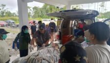 RK (29 tahun), korban penembakan di Dekai, Yahukimo, dievakuasi untuk mendapatkan penanganan medis. (Foto: Dok. Satgas Humas Operasi Damai Cartenz 2026)