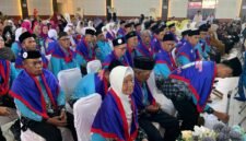Sejumlah calon jemaah haji yang akan menuju Mekkah mengikuti seremonial pelepasan di Graha Eme Neme Yauware, Selasa (28/4/2026), (Foto: Galeri Papua/Ahmad)
