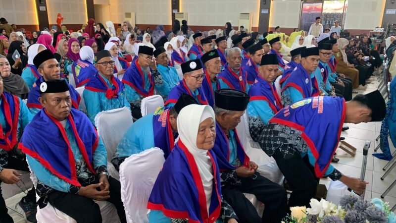 Sejumlah calon jemaah haji yang akan menuju Mekkah mengikuti seremonial pelepasan di Graha Eme Neme Yauware, Selasa (28/4/2026), (Foto: Galeri Papua/Ahmad)