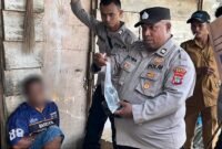 Aparat gabungan menyita barang bukti berupa minuman keras jenis sopi di salah satu rumah yang menjadi sumber transaksi sopi. (Foto: Galeri Papua/Endy Langobelen)
