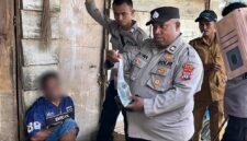 Aparat gabungan menyita barang bukti berupa minuman keras jenis sopi di salah satu rumah yang menjadi sumber transaksi sopi. (Foto: Galeri Papua/Endy Langobelen)