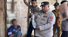 Aparat gabungan menyita barang bukti berupa minuman keras jenis sopi di salah satu rumah yang menjadi sumber transaksi sopi. (Foto: Galeri Papua/Endy Langobelen)
