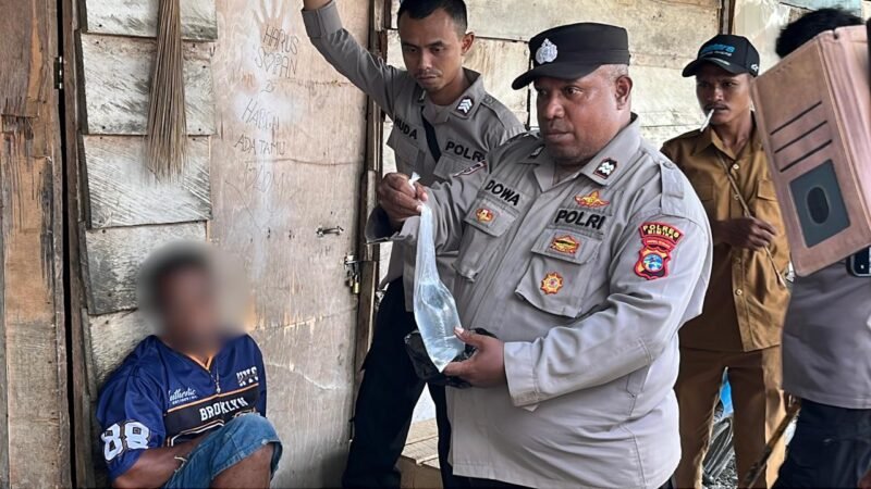 Aparat gabungan menyita barang bukti berupa minuman keras jenis sopi di salah satu rumah yang menjadi sumber transaksi sopi. (Foto: Galeri Papua/Endy Langobelen)