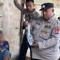 Aparat gabungan menyita barang bukti berupa minuman keras jenis sopi di salah satu rumah yang menjadi sumber transaksi sopi. (Foto: Galeri Papua/Endy Langobelen)