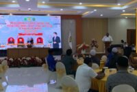 Staf Ahli Bupati Bidang SDM dan Kemasyarakatan Setda Kabupaten Mimika, Fransiskus Bokeyau membacakan sambutan tertulis Bupati Mimika Johannes Rettob pada pembukaan sosialisasi di Multipurpose Room Grand Tembaga Hotel Timika, Rabu (29/4/2026). (Foto: Galeri Papua/Ahmad)
