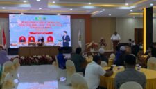 Staf Ahli Bupati Bidang SDM dan Kemasyarakatan Setda Kabupaten Mimika, Fransiskus Bokeyau membacakan sambutan tertulis Bupati Mimika Johannes Rettob pada pembukaan sosialisasi di Multipurpose Room Grand Tembaga Hotel Timika, Rabu (29/4/2026). (Foto: Galeri Papua/Ahmad)