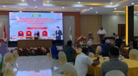 Staf Ahli Bupati Bidang SDM dan Kemasyarakatan Setda Kabupaten Mimika, Fransiskus Bokeyau membacakan sambutan tertulis Bupati Mimika Johannes Rettob pada pembukaan sosialisasi di Multipurpose Room Grand Tembaga Hotel Timika, Rabu (29/4/2026). (Foto: Galeri Papua/Ahmad)