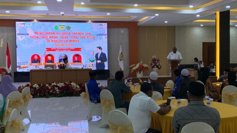 Staf Ahli Bupati Bidang SDM dan Kemasyarakatan Setda Kabupaten Mimika, Fransiskus Bokeyau membacakan sambutan tertulis Bupati Mimika Johannes Rettob pada pembukaan sosialisasi di Multipurpose Room Grand Tembaga Hotel Timika, Rabu (29/4/2026). (Foto: Galeri Papua/Ahmad)