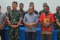 Pertemuan antara pihak Kodim 1710 Mimika bersama Pastor Amandus Rahadat, Pr., beserta pihak Keuskupan Timika di Aula Bobaigo, Keuskupan Timika, Rabu (29/4/2026). (Foto: Galeri Papua/Endy Langobelen)