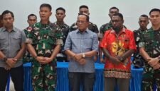 Pertemuan antara pihak Kodim 1710 Mimika bersama Pastor Amandus Rahadat, Pr., beserta pihak Keuskupan Timika di Aula Bobaigo, Keuskupan Timika, Rabu (29/4/2026). (Foto: Galeri Papua/Endy Langobelen)