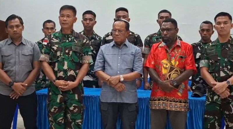 Pertemuan antara pihak Kodim 1710 Mimika bersama Pastor Amandus Rahadat, Pr., beserta pihak Keuskupan Timika di Aula Bobaigo, Keuskupan Timika, Rabu (29/4/2026). (Foto: Galeri Papua/Endy Langobelen)