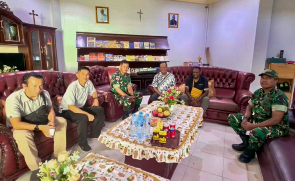 Pihak Kodim 1710 Mimika mengunjungi Pastor Amandus Rahadat, Pr., untuk menanyakan lebih lanjut informasi terkait penyampaian pastor di Gereja Katedral Tiga Raja