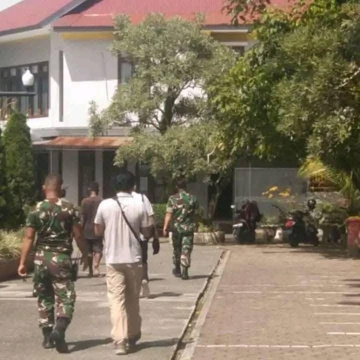 Foto yang diambil secara diam-diam dan disebarkan di sosial media dengan narasi yang keliru. (Foto: unggahan di Facebook)