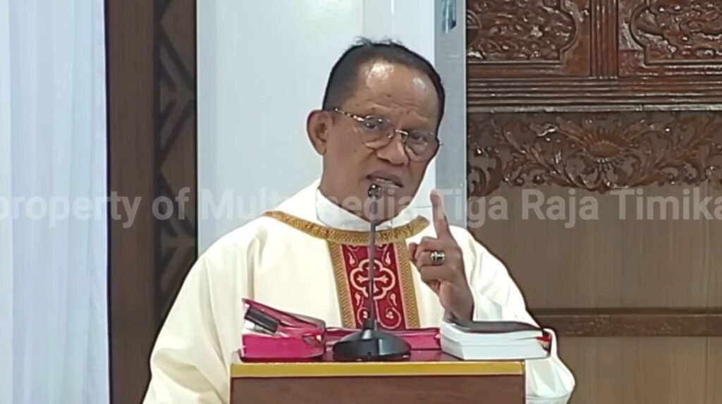 Pastor Amandus Rahadat, Pr., menyampaikan pengumuman di akhir misa Minggu (26/4/2026) pagi di Gereja Katedral Tiga Raja Timika. (Foto: Tangkapan layar di YouTube Multimedia Tiga Raja Timika)