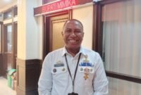 Kepala Dinas Pekerjaan Umum dan Penataan Ruang Kabupaten Mimika, Yoga Pribadi, usai mengikuti kegiatan konsultasi publik pendahuluan di Ruang Rapat Pusat Pemerintahan Kabupaten Mimika, Jalan SP3. (Foto: Galeri Papua/Kevin Kurni)