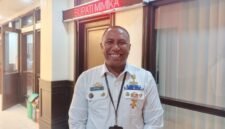 Kepala Dinas Pekerjaan Umum dan Penataan Ruang Kabupaten Mimika, Yoga Pribadi, usai mengikuti kegiatan konsultasi publik pendahuluan di Ruang Rapat Pusat Pemerintahan Kabupaten Mimika, Jalan SP3. (Foto: Galeri Papua/Kevin Kurni)