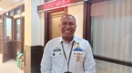 Kepala Dinas Pekerjaan Umum dan Penataan Ruang Kabupaten Mimika, Yoga Pribadi, usai mengikuti kegiatan konsultasi publik pendahuluan di Ruang Rapat Pusat Pemerintahan Kabupaten Mimika, Jalan SP3. (Foto: Galeri Papua/Kevin Kurni)