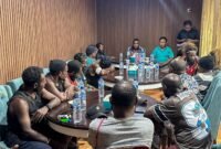 Ketua MPR Papua Tengah, Agustinus Anggaibak, mendorong perdamaian konflik Kwamki Narama melalui pertemuan bersama keluarga korban di salah satu ruang pertemuan Hotel Cendrawasih 66, Timika, Rabu (29/4/2026). (Foto: Istimewa)