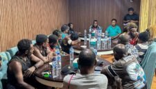 Ketua MPR Papua Tengah, Agustinus Anggaibak, mendorong perdamaian konflik Kwamki Narama melalui pertemuan bersama keluarga korban di salah satu ruang pertemuan Hotel Cendrawasih 66, Timika, Rabu (29/4/2026). (Foto: Istimewa)