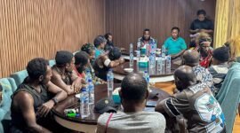 Ketua MPR Papua Tengah, Agustinus Anggaibak, mendorong perdamaian konflik Kwamki Narama melalui pertemuan bersama keluarga korban di salah satu ruang pertemuan Hotel Cendrawasih 66, Timika, Rabu (29/4/2026). (Foto: Istimewa)