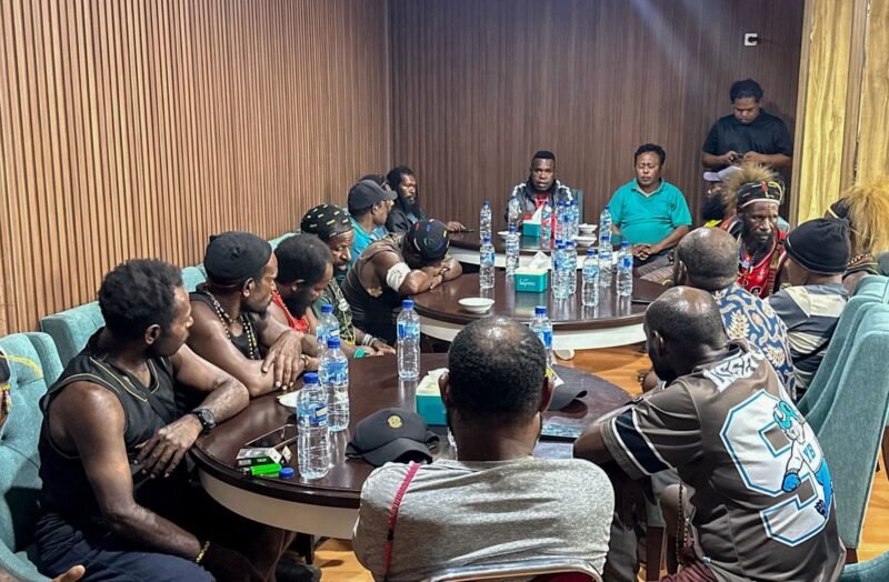 Ketua MPR Papua Tengah, Agustinus Anggaibak, mendorong perdamaian konflik Kwamki Narama melalui pertemuan bersama keluarga korban di salah satu ruang pertemuan Hotel Cendrawasih 66, Timika, Rabu (29/4/2026). (Foto: Istimewa)