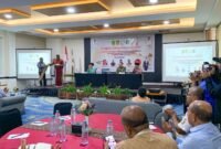 Pj Sekda Mimika, Dr. Abraham Kateyau, saat membuka rapat koordinasi penertiban pelayanan pencatatan sipil di Ballroom Hotel Horison Ultima Timika, Kamis (30/4/2026). (Foto: Galeri Papua/Ahmad)