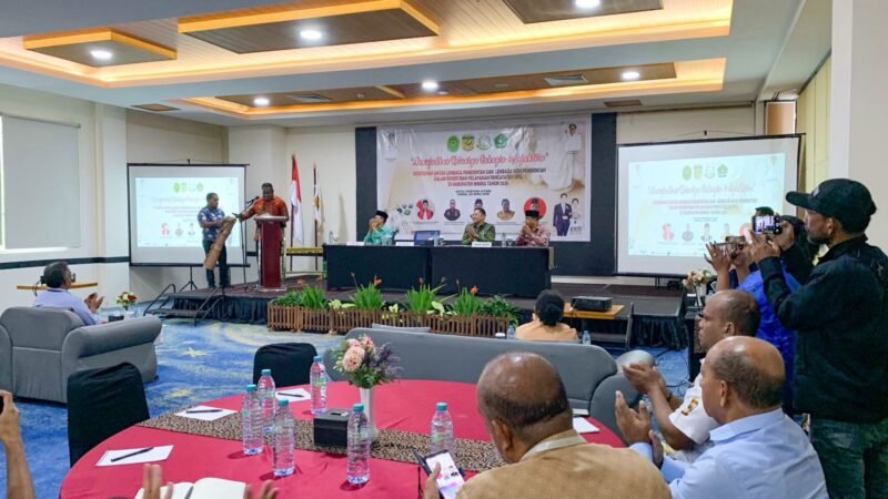 Pj Sekda Mimika, Dr. Abraham Kateyau, saat membuka rapat koordinasi penertiban pelayanan pencatatan sipil di Ballroom Hotel Horison Ultima Timika, Kamis (30/4/2026). (Foto: Galeri Papua/Ahmad)